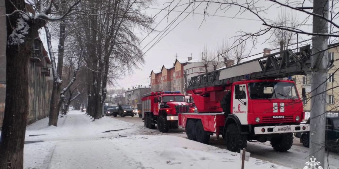 В Новосибирске горит жилой дом на улице Мира
