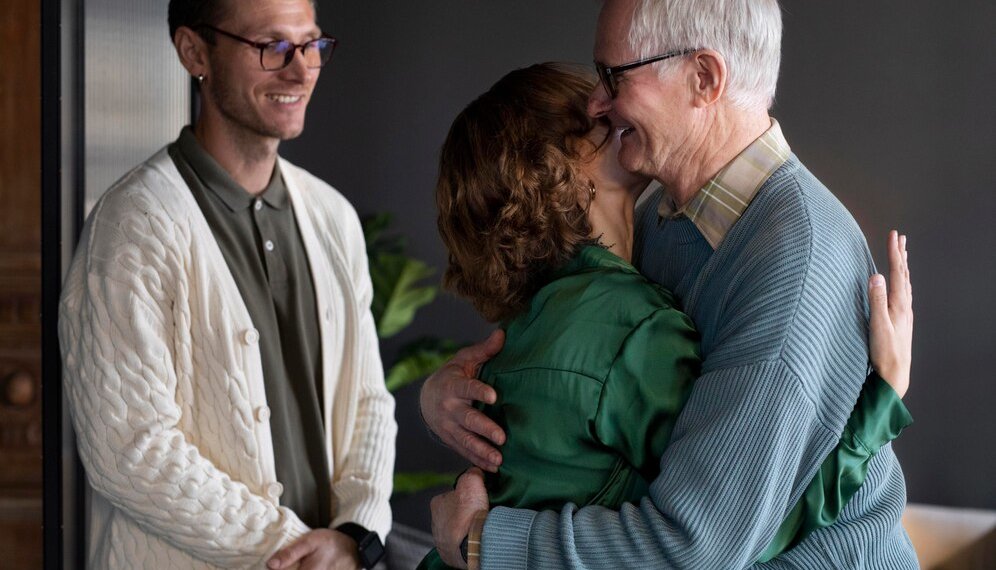 Стало известно, сколько новосибирцы ежемесячно тратят на помощь родителям