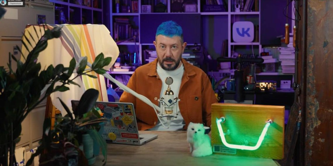 Часть восстановленной неоновой вывески подарил новосибирец блогеру Артемию Лебедеву