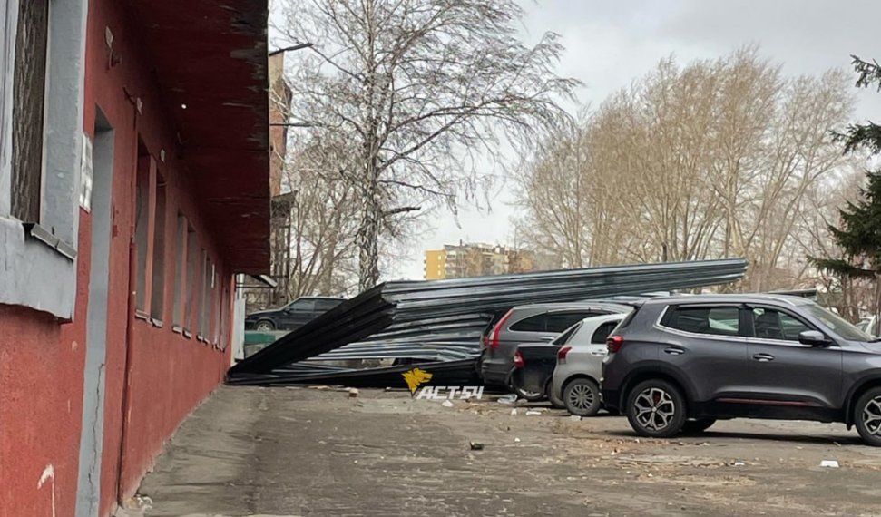 Ураганный ветер выбивает окна и роняет деревья в Новосибирске