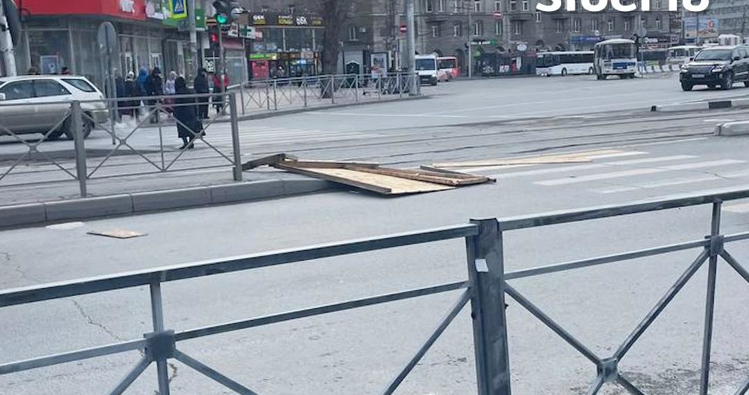 Прохожего зашибло ограждением во время сильного ветра в Новосибирске