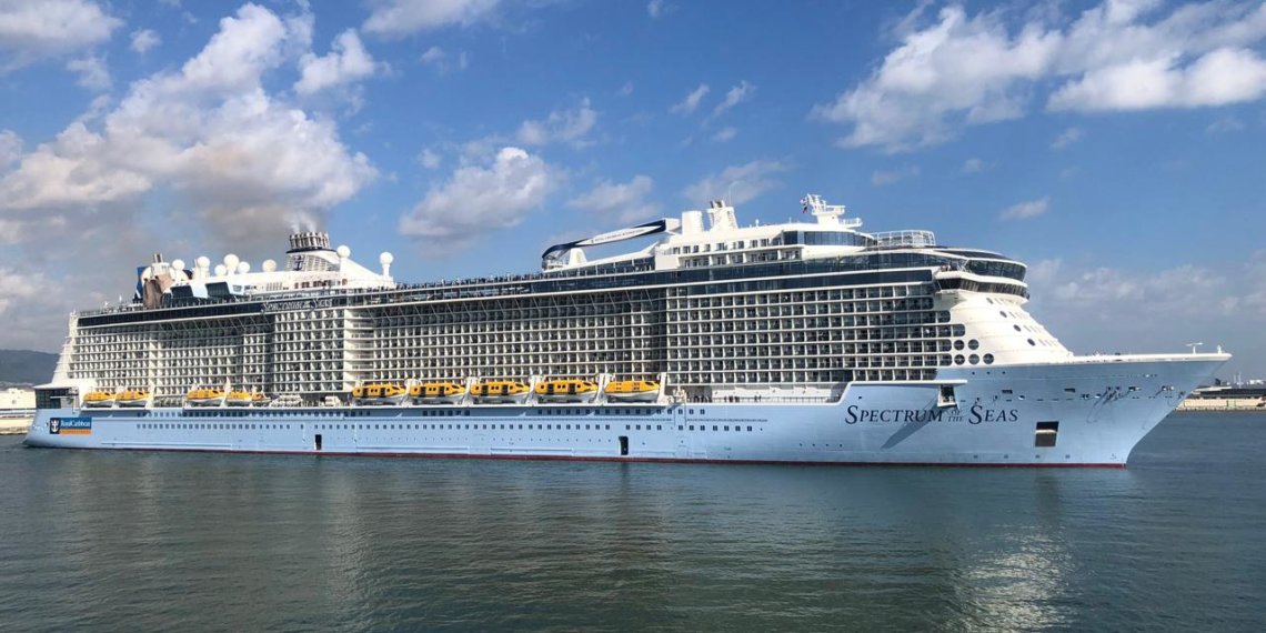 Около 600 россиян застряли на круизном лайнере в Японии