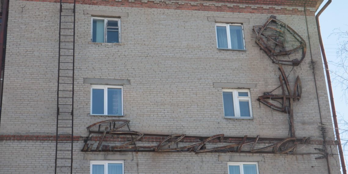 Советскую неоновые вывеску «Весна» уберут с фасада дома в Новосибирске