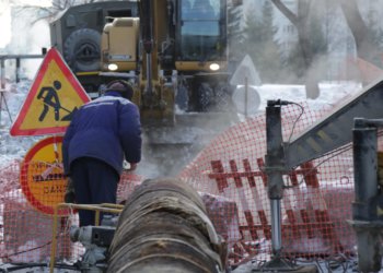 Очередная авария на теплосетях оставила 20 домов без тепла в Новосибирске