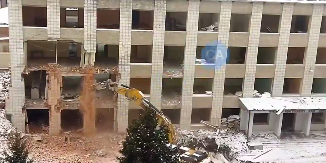 Здание ФМШ продолжают сносить в Академгородке Новосибирска