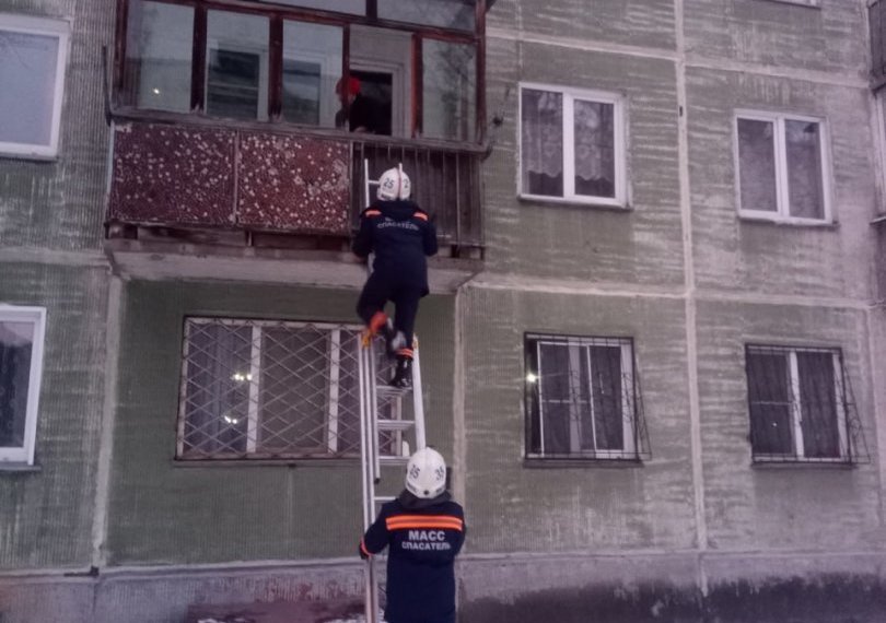 Бабушка оказалась заперта на балконе в Новосибирске