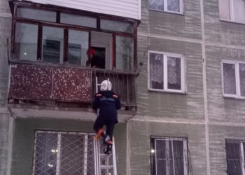 Бабушка оказалась заперта на балконе в Новосибирске