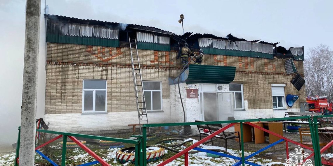 В селе под Новосибирском в Доме культуры сгорела крыша на площади более 370 кв м