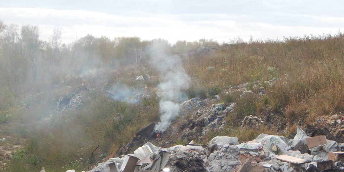 Власти Новосибирска разобрали громадную нелегальную свалку в Калининском районе