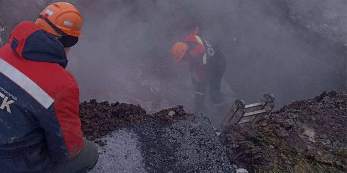 Авария на теплотрассе перекрыла перекресток в Ленинском районе Новосибирска