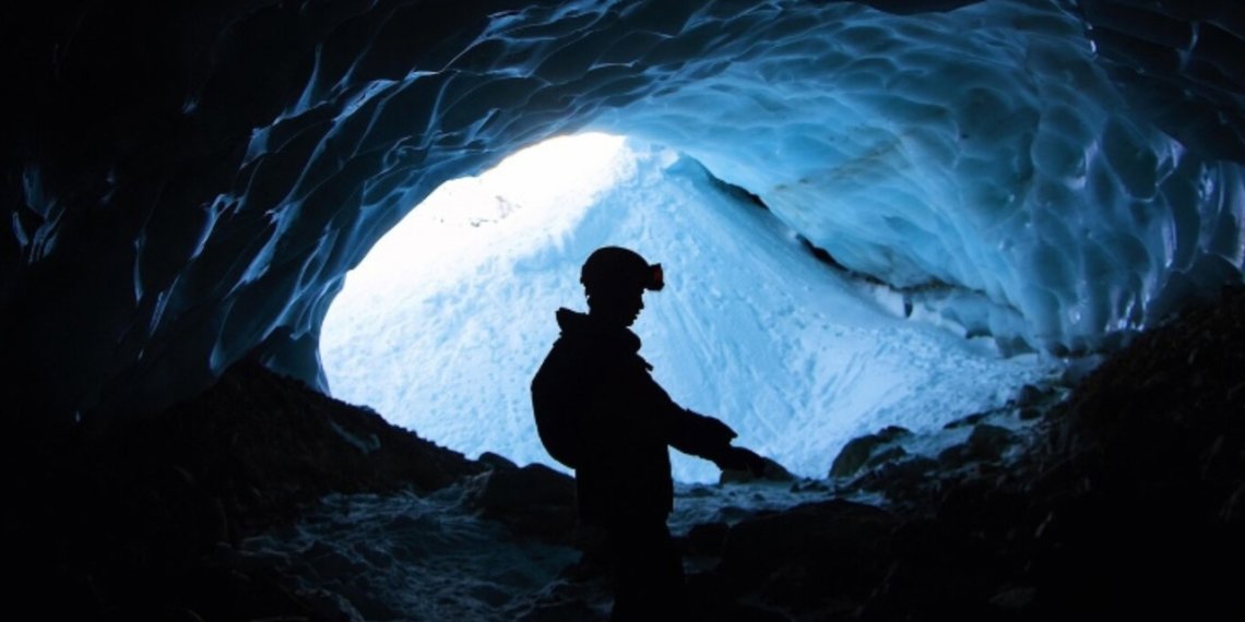 Двое горнорабочих оказались под завалами после обрушения шахты в Кузбассе