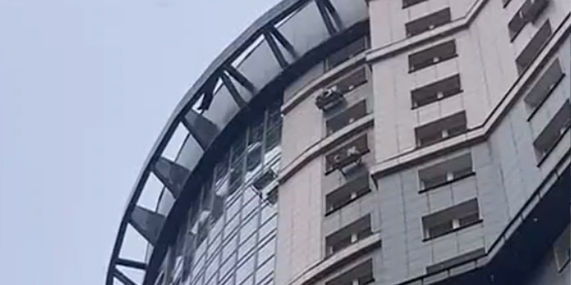 Кусок крыши болтается на доме в Новосибирске