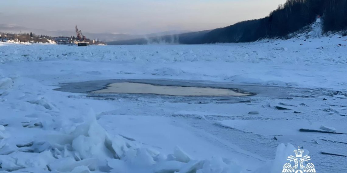 На реке Приангарья машина с тремя людьми ушла под лед, есть погибшие