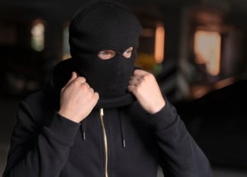 Бандиты отобрали ворованные деньги у мошенников в Новосибирске