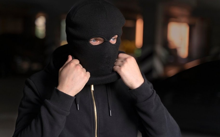 Бандиты отобрали ворованные деньги у мошенников в Новосибирске