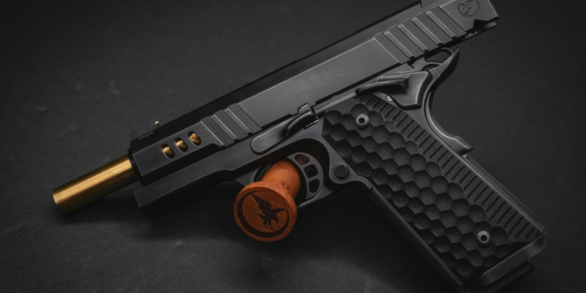 Двое новосибирцев продали огнестрел полицейскому и попали в наручники