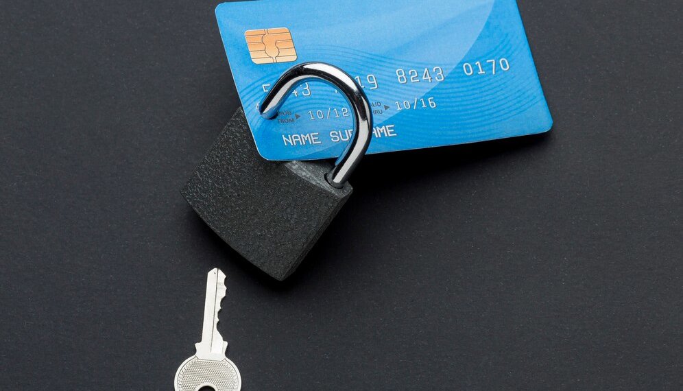 ВТБ вернул пенсионерам более 100 млн рублей, похищенных мошенниками