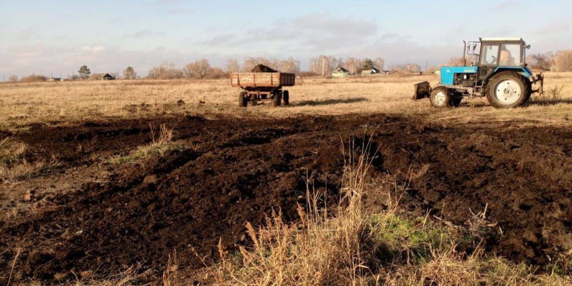 Тракторы почистили нелегальную свалку под Новосибирском