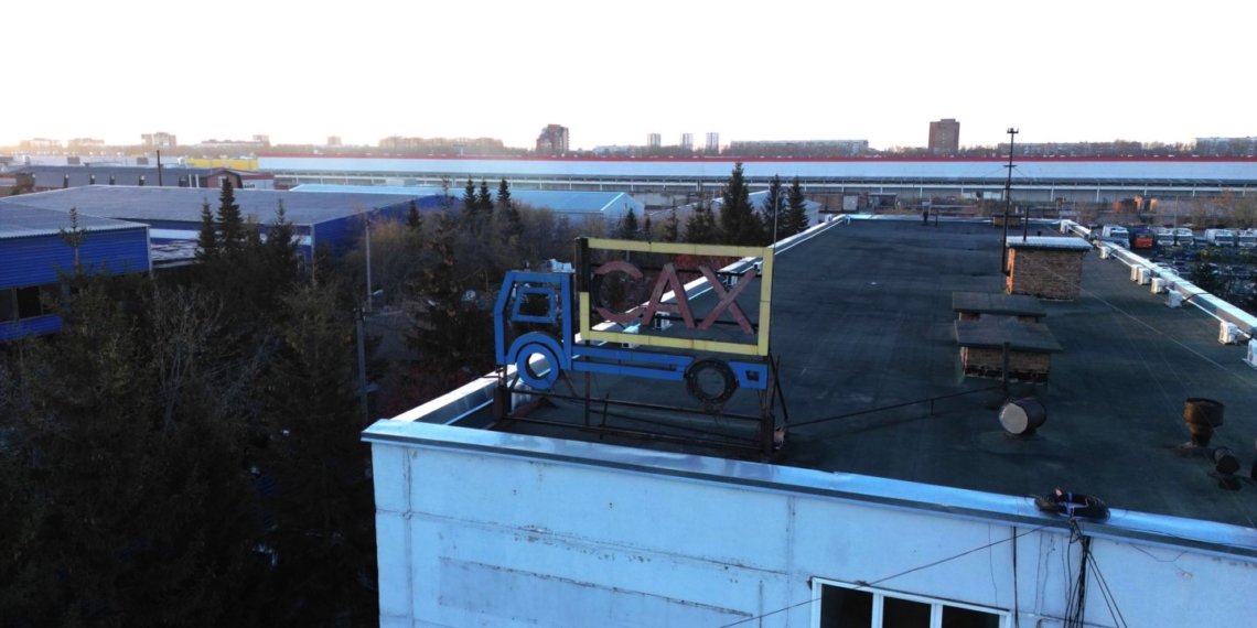 В Новосибирске отремонтируют советскую вывеску с мусоровозом