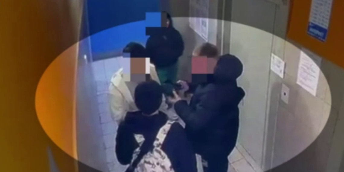 Новосибирец взял «посмотреть» чужие наушники и ушел прямо в них