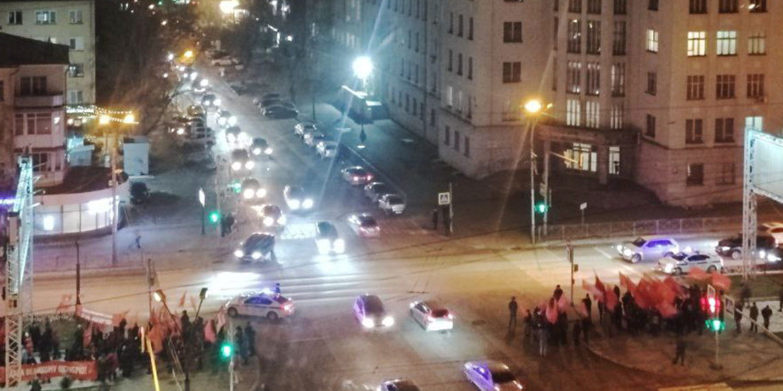 Коммунисты прошли митингом по площади Ленина в Новосибирске