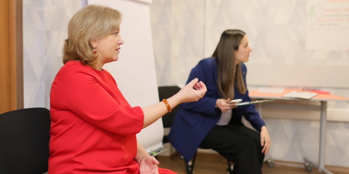 «Семья для ребенка, а не ребенок для семьи»: в Новосибирске начались занятия для будущих замещающих родителей