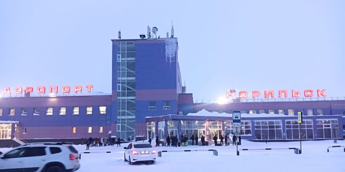 Более 550 человек не могут улететь из Красноярска и Норильска из-за метели