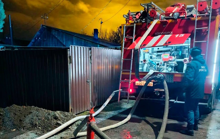 Дома от огня при сильном ветре спасли пожарные в Новосибирске
