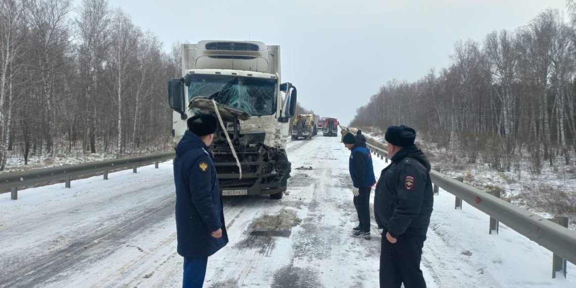 На трассе из Кемерова в Новосибирск 15 фур и рейсовый автобус попали в ДТП