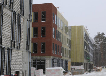 Фасадные работы на двух корпусах нового кампуса НГУ планируют завершить в 2025 году