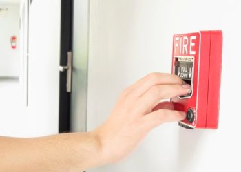 В Новосибирске гимназию эвакуировали из-за срабатывания сигнализации