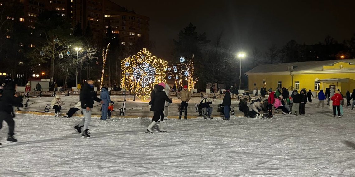 Каток в Центральном парке Новосибирска не выдержал большого наплыва людей