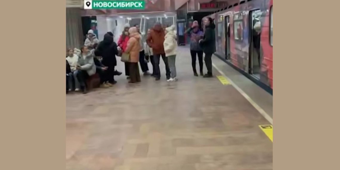 В Новосибирске на станции метро «Речной вокзал» на рельсы упал мужчина