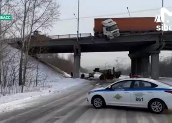 В Кузбассе фура пробила ограждение моста и повисла над дорогой