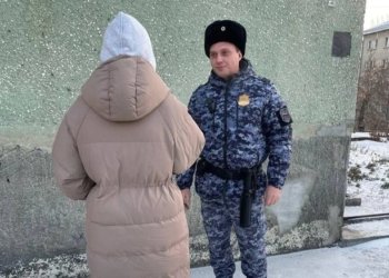 В Новосибирске пристав подкараулил женщину в кафе: она задолжала дочери более 300 тысяч рублей