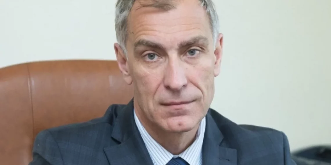 Бывший замминистра труда Омской области обвиняется в покупке автомобиля за счет дома-интерната