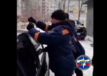 Годовалый ребенок закрылся в автомобиле на морозе в Новосибирске