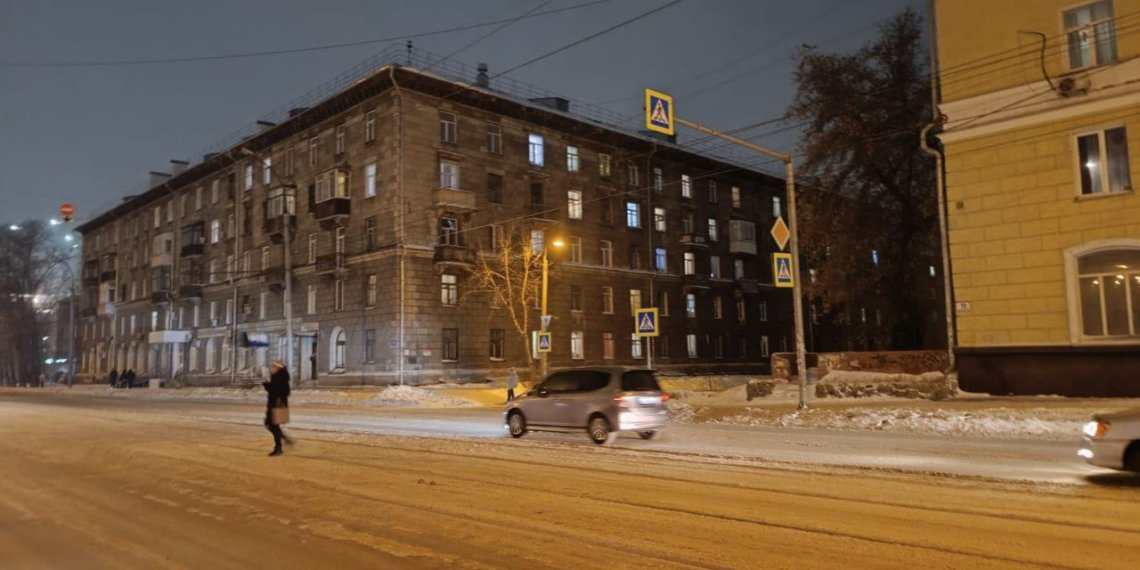 Лихач на «Приоре» оторвал от земли женщину-пешехода в Новосибирске