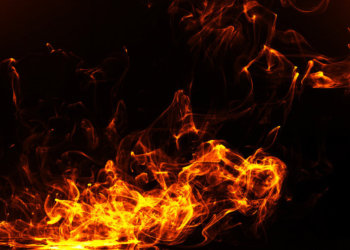 В Новосибирске горит частный дом с газовыми баллонами