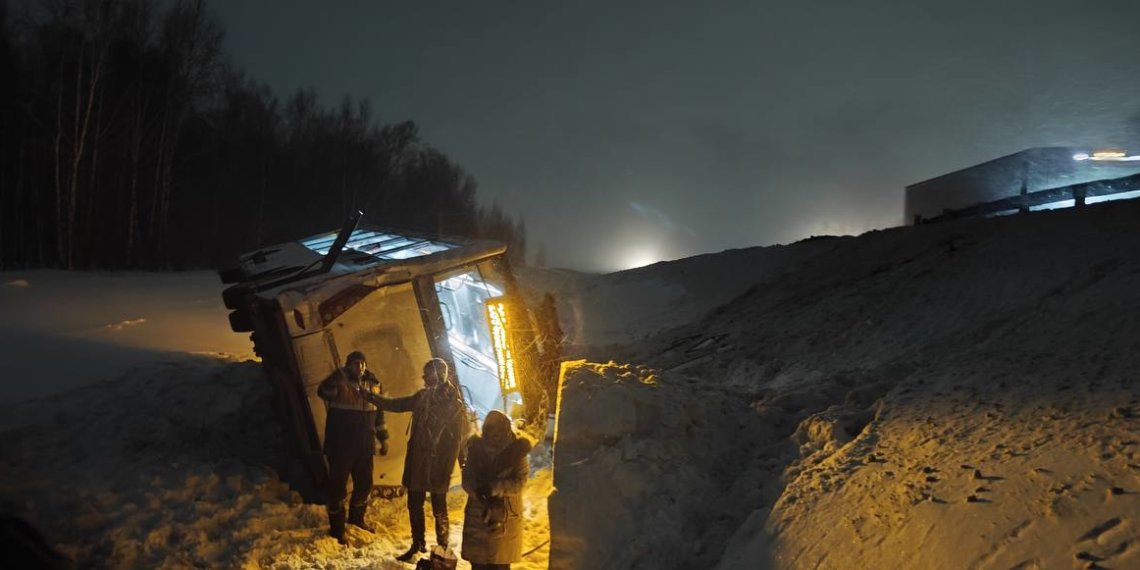 Автобус с почти полусотней пассажиров вылетел в кювет под Новосибирском