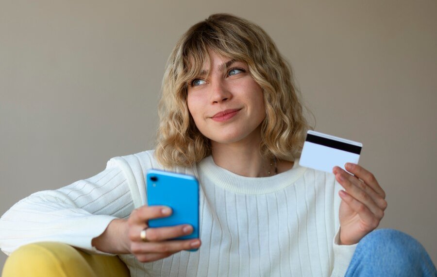 Кей-поп, светодиоды и Новый год: какие дизайны банковских карт могут выбрать россияне