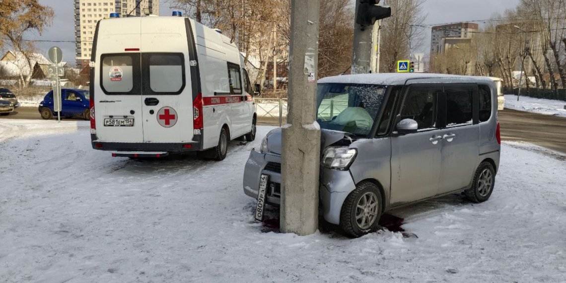 В Кировском районе Новосибирска водитель иномарки насмерть разбился о столб