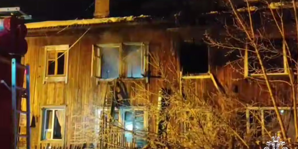 Новосибирец погиб при пожаре в деревянном доме на Самотечной