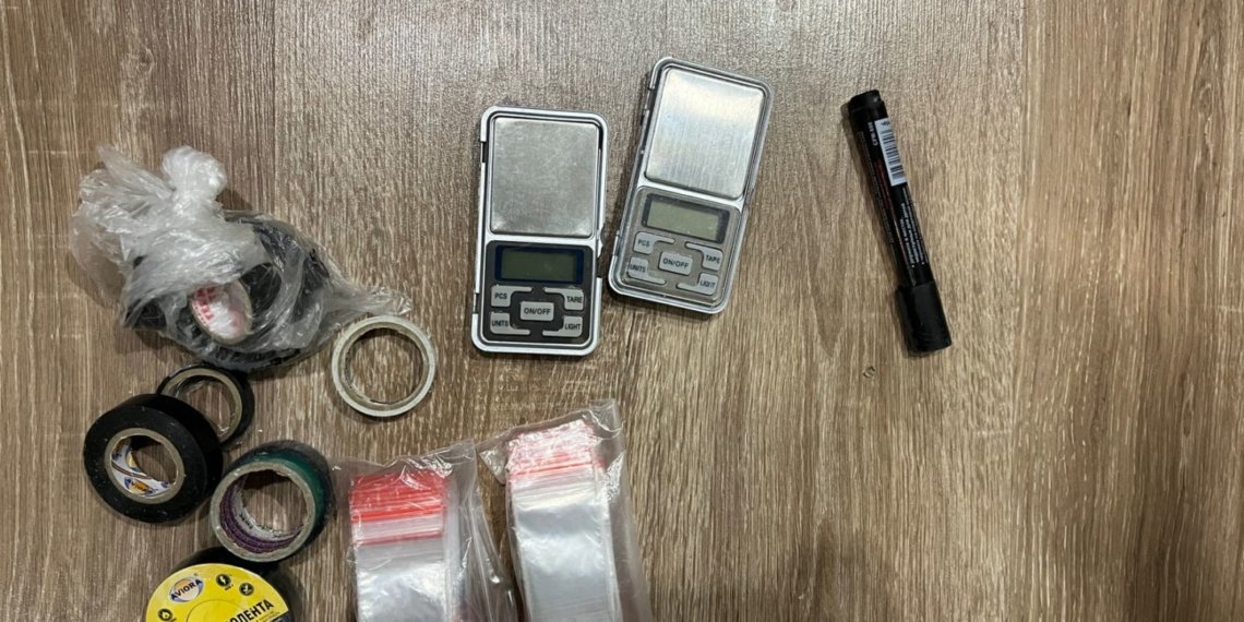 Силовики задержали новосибирца с почти килограммом мефедрона