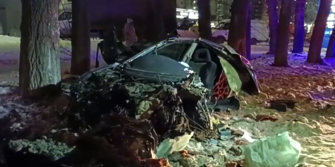 Иномарка влетела в световую опору в Новосибирске — двое погибли