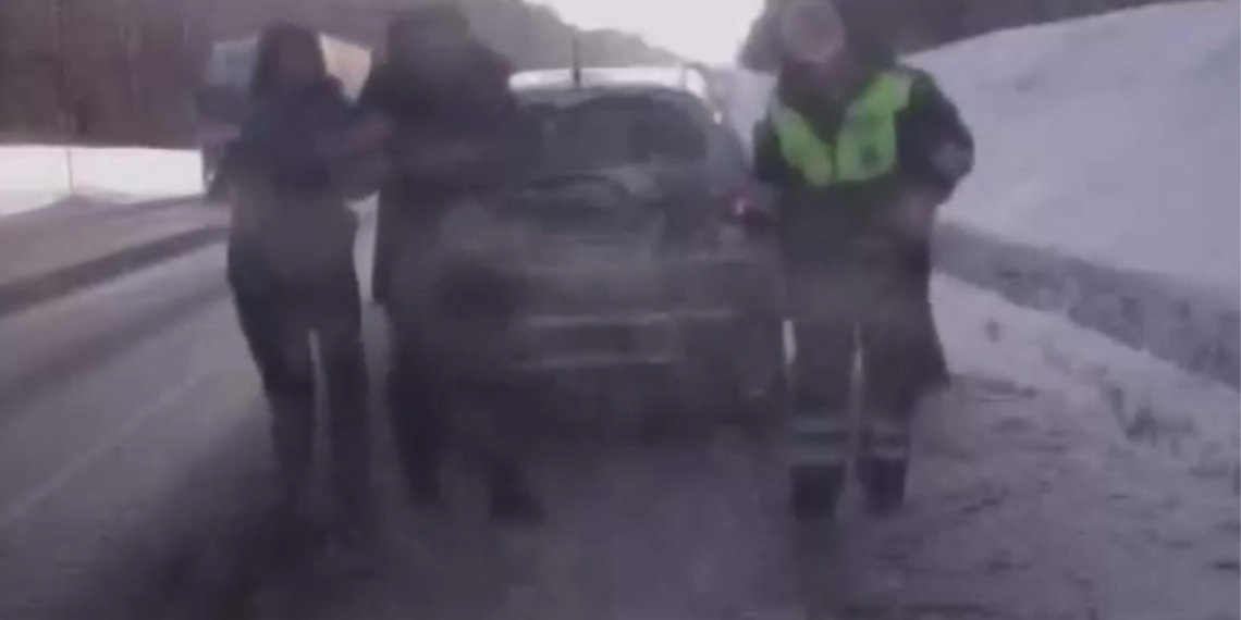 Сибиряк едва не истек кровью на трассе под Новосибирском