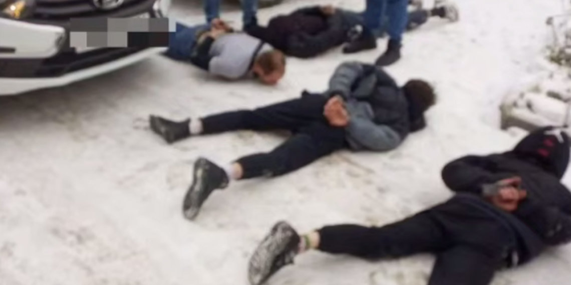 Похитители украли новосибирца и увезли его в багажнике арендованного авто