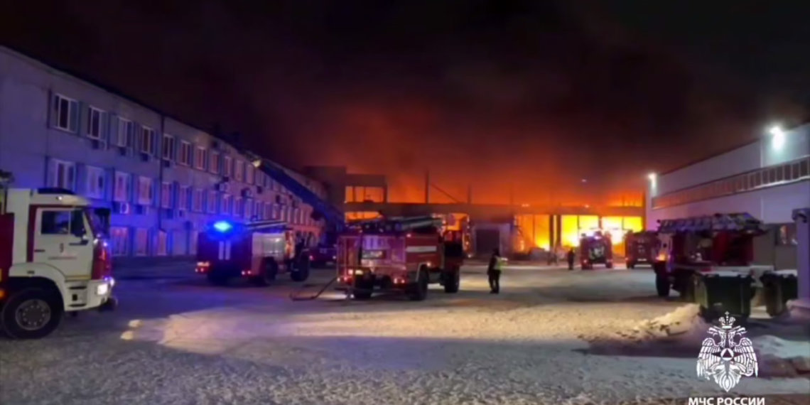 В Новосибирске спасатели ликвидировали открытое горение на складе на площади 5 тысяч кв. м