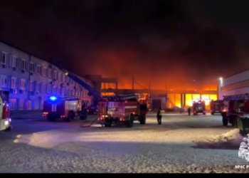 В Новосибирске спасатели ликвидировали открытое горение на складе на площади 5 тысяч кв. м