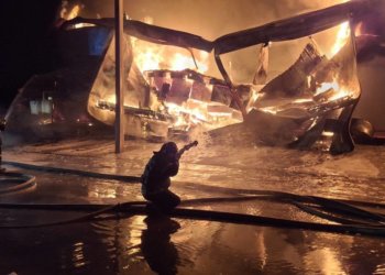 Крупный пожар произошел ночью в Кольцово